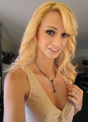 Erica Fontes blonde, selfie