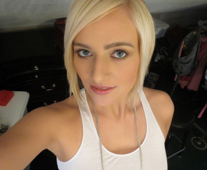 Kate England blonde, selfie