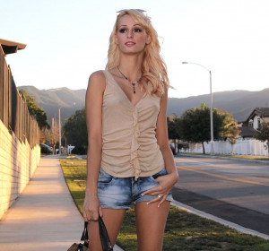 Erica Fontes blonde, jeans, outdoor